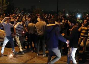 «چهارشنبه‌سوری هیچ مبنای شرعی ندارد»؛ آنچه خامنه‌ای «جایز» نمی‌داند