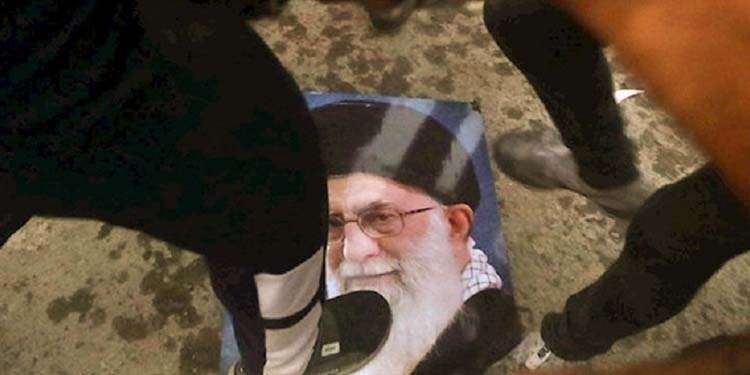لگدمال کردن عکس خامنه_ای