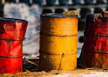 سقوط قیمت نفت و چالشهای پیش روی خامنهای