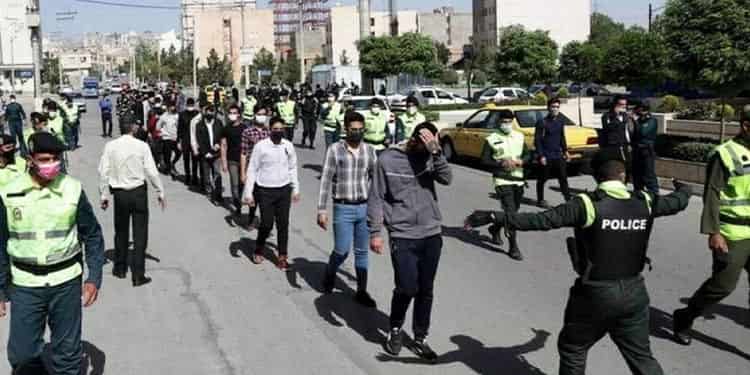 گرداندن جوانان در خیابان‌های مشهد