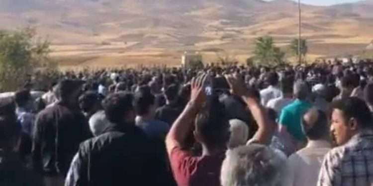 مراسم خاکسپاری مهسا امینی به تظاهرات خشم علیه دیکتاتور تبدیل شد-دزفول. مشهد