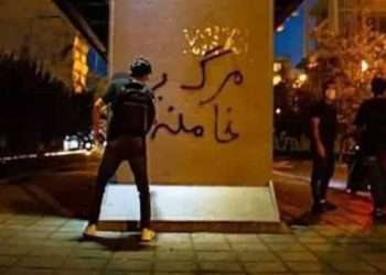 اتل متل کلاغ پر، سال سقوط رهبر