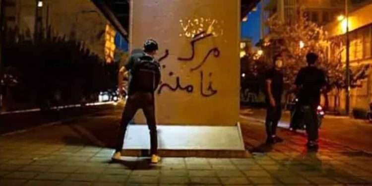 اتل متل کلاغ پر، سال سقوط رهبر