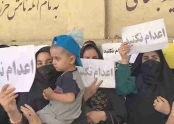 تجمع خانواده‌ها در مقابل قوه قضاییه؛ اعدام نکنید!