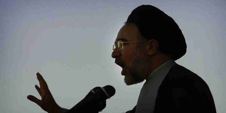 خاتمی در زمین چه کسی بازی می‌کند؟
