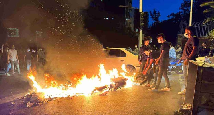 وقتی آخوند بوی سرنگونی احساس می کند این طوری می شود!
